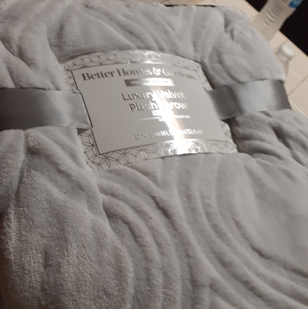 Luxury velvet holiday edition throw blanket - Picture 2 of 4